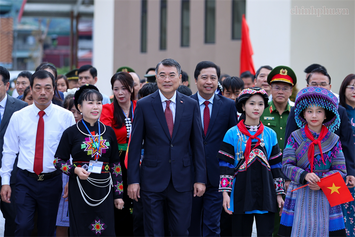 Thủ tướng Lê Minh Hưng cùng các thầy cô giáo và các em học sinh Trường Phổ thông nội trú Tiểu học và Trung học cơ sở Mường Khương (xã Mường Khương, tỉnh Lào Cai) - Ảnh: chinhphu.vn/Nhật Bắc