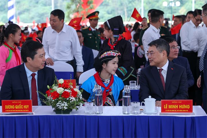 Thủ tướng Lê Minh Hưng và các em học sinh Trường Phổ thông nội trú Tiểu học và Trung học cơ sở Mường Khương (xã Mường Khương, tỉnh Lào Cai) - Ảnh: chinhphu.vn/Nhật Bắc