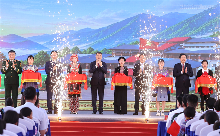 Thủ tướng và các đại biểu thực hiện nghi thức khánh thành Trường Phổ thông nội trú Tiểu học và Trung học cơ sở Mường Khương - Ảnh: chinhphu.vn/Nhật Bắc