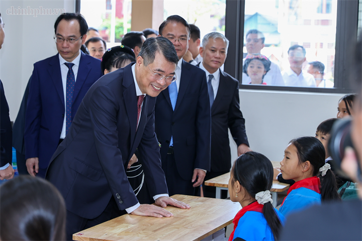 Thủ tướng Lê Minh Hưng thăm phòng học mới và trò chuyện cùng các em học sinh - Ảnh: chinhphu.vn/Nhật Bắc