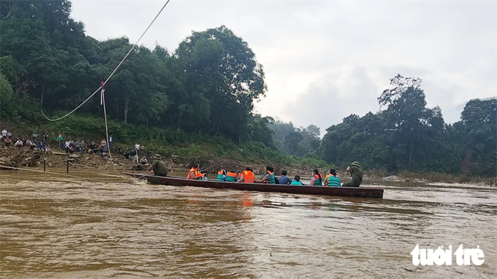Bộ đội Ban Chỉ huy Quân sự xã Yên Hòa, Nghệ An dùng thuyền chở học sinh qua sông sáng 5/9 - Ảnh: TÂM PHẠM