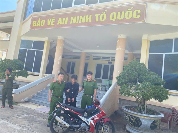 Cán bộ Công an xã Bắc Bình bắt giữ đối tượng trộm cắp tài sản. Ảnh: Công an tỉnh Lâm Đồng.