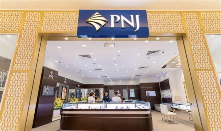Tạm tính theo thị giá PNJ ở mức 39.800 đồng/cổ phiếu ngày 4/9, lượng cổ phiếu hai thành viên gia đình Chủ tịch đăng ký bán có giá trị khoảng 995 tỷ đồng (Ảnh: PNJ).