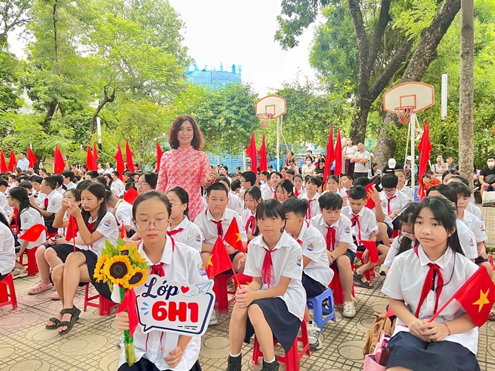 Giáo viên và học sinh Trường THCS Ngọc Hà rộn ràng trong ngày khai giảng năm học mới.