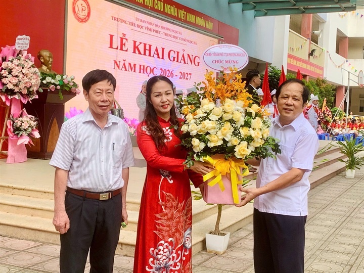 Đại diện cha mẹ học sinh tặng hoa chúc mừng – sự đồng hành quý báu cùng nhà trường trên hành trình giáo dục học sinh