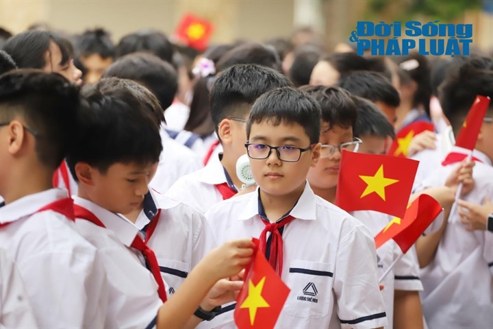Cùng nhiều sự bỡ ngỡ xen lẫn niềm vui của một "tân binh" lớp 6 khi lần đầu trải nghiệm buổi lễ khai giảng ở ngôi trường mới.