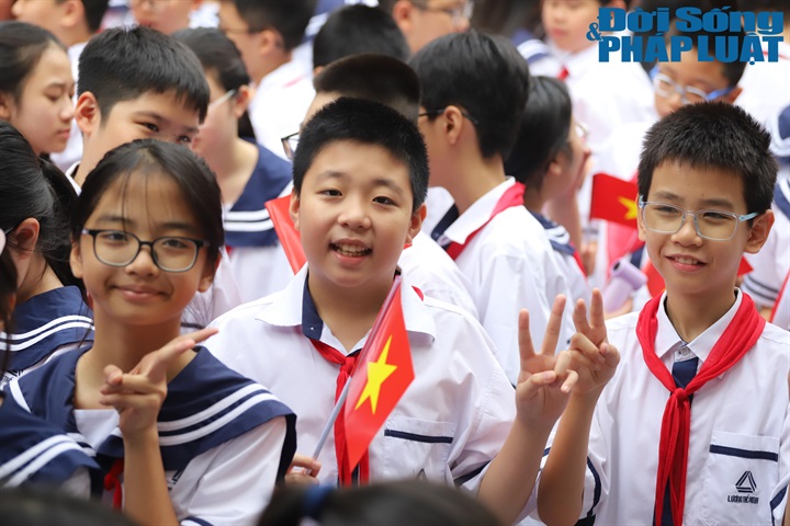 Những gương mặt rạng rỡ, háo hức của các em học sinh trong giây phút chào đón năm học mới.