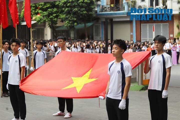 Nghi thức chào đón tân học sinh lớp 6, lớp 10 tại ngôi trường liên cấp Lương Thế Vinh.