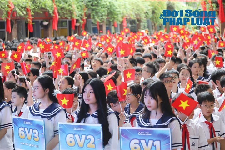 Cờ hoa rực rỡ khắp sân trường.