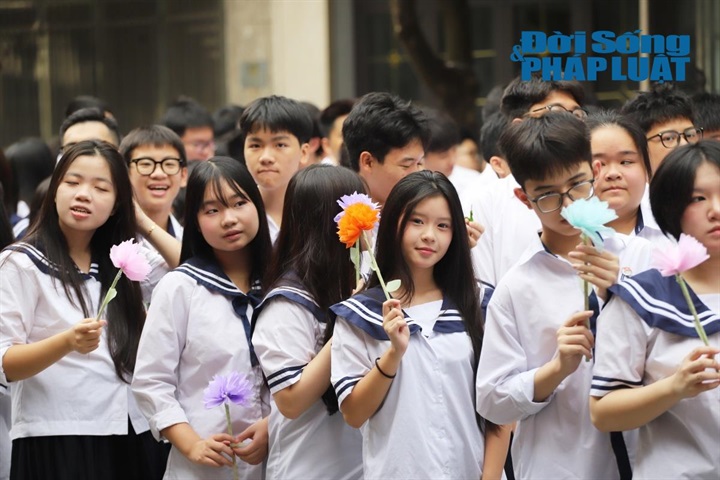 Hàng ngàn học sinh cùng hội ngộ trong ngày hội đến trường, sẵn sàng cho một hành trình tri thức mới.