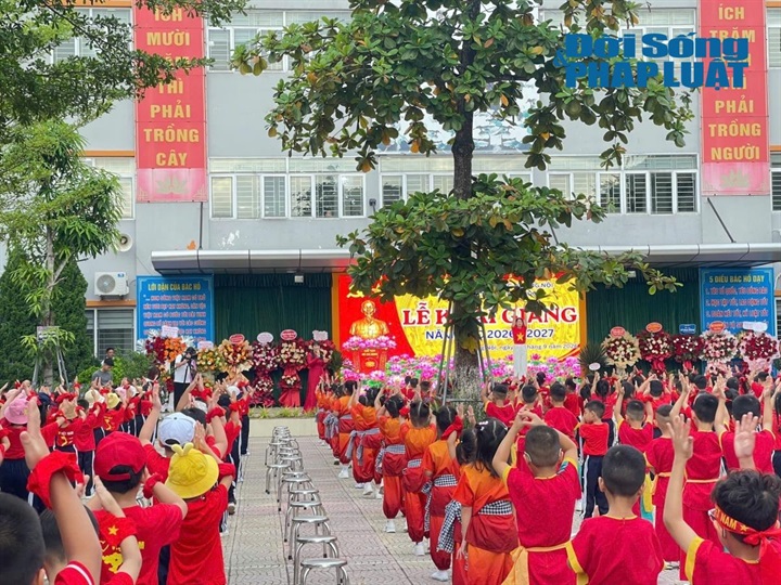 Đồng phục rực đỏ càng khiến không khí khai giảng thêm phần rực rỡ, ý nghĩa.