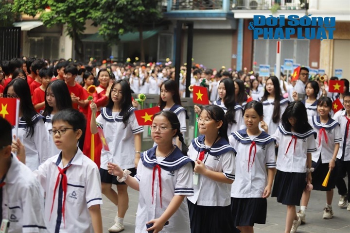 Những tân binh hồ hởi trong ngày khai giảng năm học mới ở ngôi trường mới.