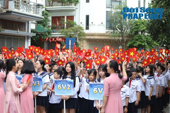 Không khí rộn ràng, rực rỡ sắc cờ hoa trong ngày lễ khai giảng năm học mới.