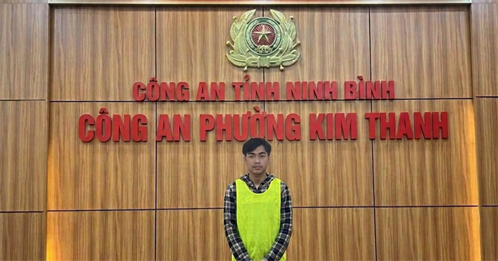 Đặng Văn Thiển tại cơ quan công an. (Ảnh: Công an phường Kim Thanh)