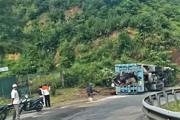 Hiện trường vụ tai nạn xe lật ở xã Mường Quàng (Ảnh: Gia Lương)/Dân Trí