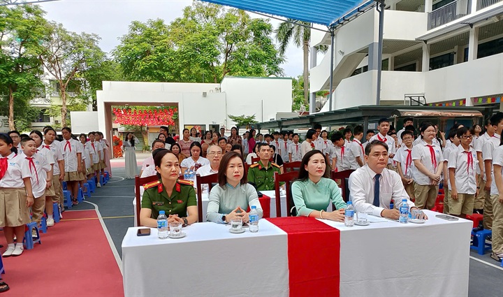 Đồng chí Đỗ Thị Lan Hương – Bí thư Đảng ủy phường Ngọc Hà chung vui cùng thầy và trò Phân hiệu II