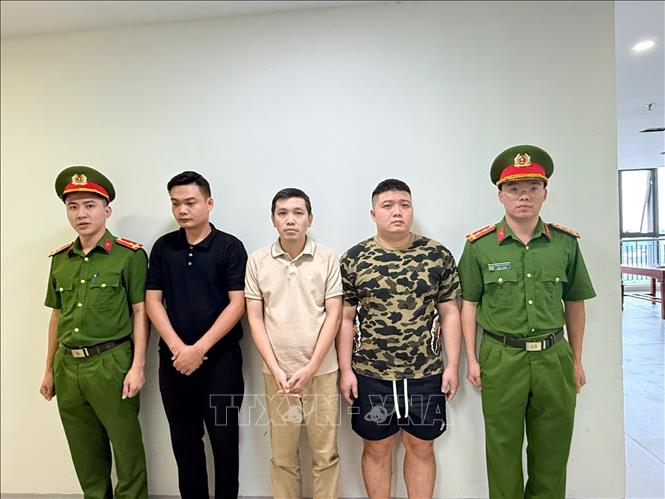 Các đối tượng gồm Nguyễn Công Khánh (sinh năm 1997, trú tại phường Hạc Thành), chủ xe cứu thương; Võ Đại Trường Lâm (sinh năm 1991, trú tại phường Hạc Thành), lái xe và Lê Trọng Hải Anh (sinh năm 1996, trú tại phường Tĩnh Gia), sinh viên Trường Cao đẳng Y Thanh Hóa. Ảnh: TTXVN phát