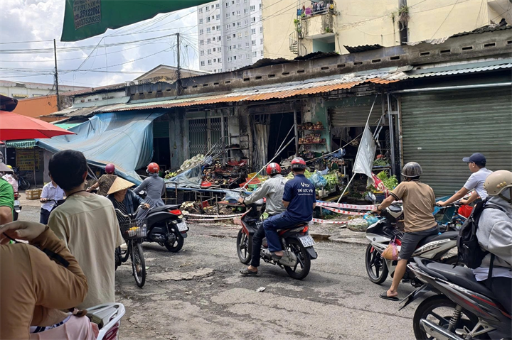 Vụ cháy dãy ki ốt ở TP.HCM, chồng tử vong, vợ và con gái bị thương: Nhân chứng nói gì? - 2