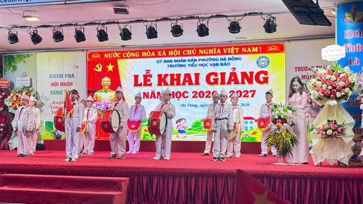 Lễ khai giang trang nghiêm tại trưởng Tiểu học Vạn Bảo, Hà Đông.