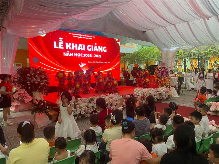 Do đặc thù của trường mầm non nên có đông phụ huynh cùng tham gia dự lễ khai giảng với con tại trường. Ảnh: Hồng Thủy.