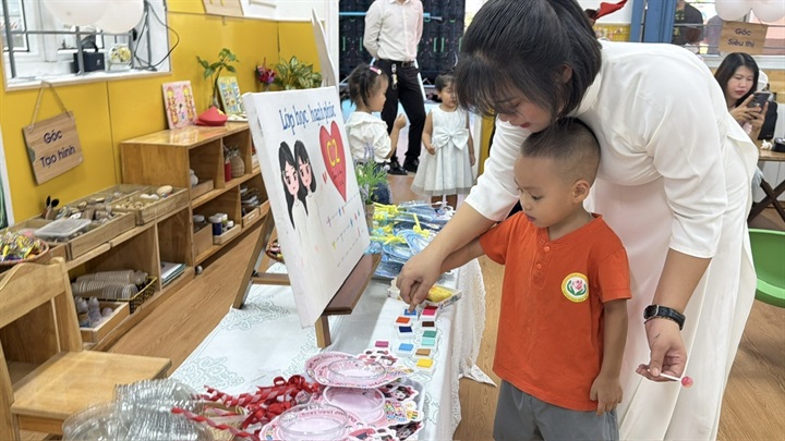 Ngay sau tiếng trống khai giảng, các em bé Sen Hồng đã được "khởi động" năm học mới với hoạt động trải nghiệm thú vị và chụp ảnh lưu niệm ngay tại lớp học khoảng 15 phút trước khi trở về nhà cùng các phụ huynh của mình. Ảnh: Đỗ Dương.