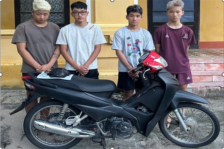 Các bị can Trần Văn Hải, Lương Đức Tuyên, Trần Thanh Tùng, Phạm Ngọc Sơn  (từ trái qua phải) cùng tang vật vụ án. Ảnh: Công an tỉnh Hưng Yên