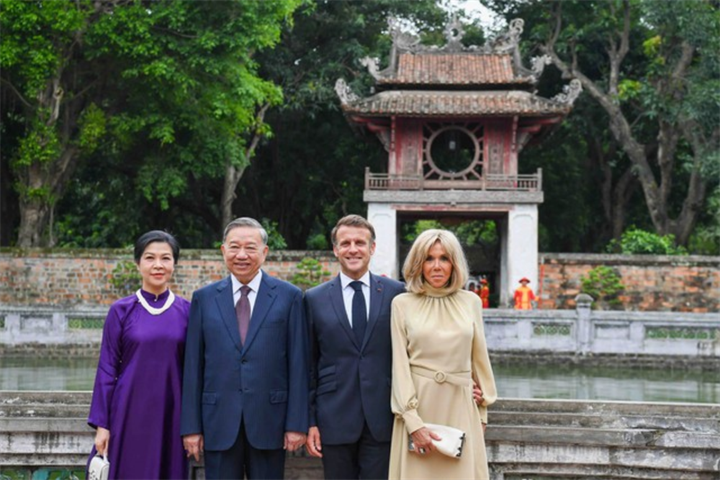 Tổng Bí thư, Chủ tịch nước Tô Lâm và phu nhân cùng Tổng thống Pháp Emmanuel Macron và phu nhân thăm Văn Miếu - Quốc Tử Giám trong chuyến thăm Việt Nam của Tổng thống Pháp hồi tháng 5/2025 (Ảnh: TTXVN).