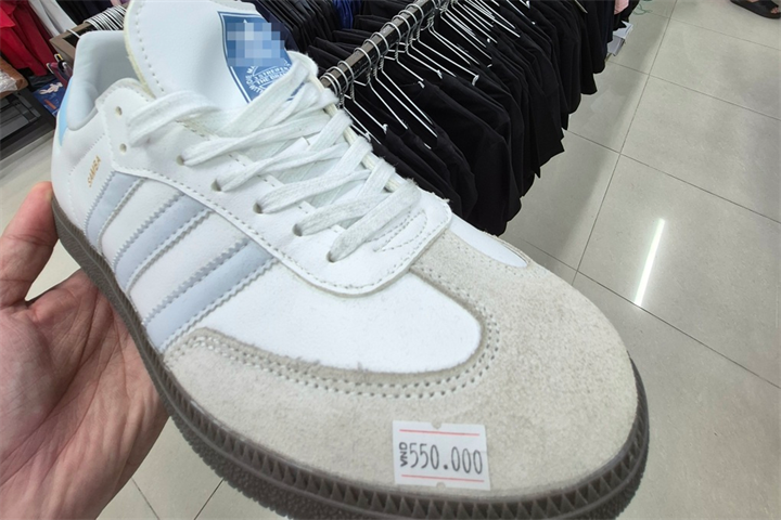 Đôi giày "hiệu" được bán với giá 550.000 đồng tại cửa hàng Sport Market. (Ảnh: L.T.T/Dân Trí))
