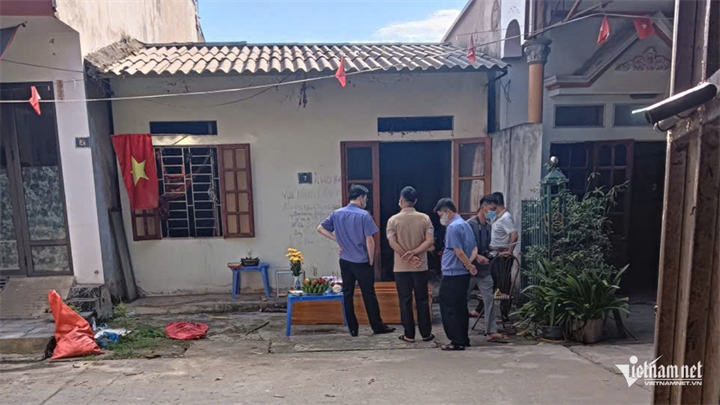 Lực lượng chức năng khám nghiệm hiện trường. Ảnh: VietNamnet