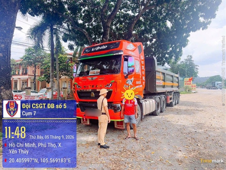 CSGT Phú Thọ phát hiện một xe đầu kéo cũng bị phát hiện vẫn lưu thông dù Giấy chứng nhận kiểm định đang trong thời gian bị tước. Ảnh: Cục CSGT