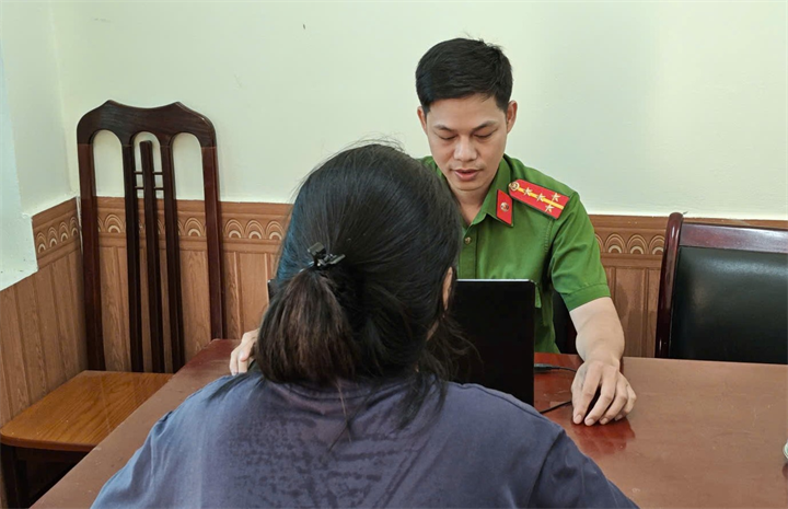 Công an xã Thanh Lâm xử phạt người có hành vi đăng tải thông tin có nội dung sai sự thật, xúc phạm uy tín, danh dự cá nhân trên mạng xã hội. Ảnh: Công an tỉnh Ninh Bình