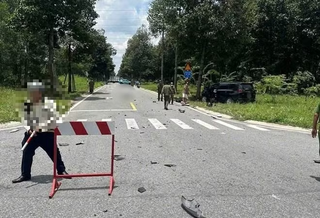 Vụ va chạm khiến hai mẹ con văng xa hàng chục mét và tử vong tại chỗ; xe máy văng vào bãi cỏ ven đường.