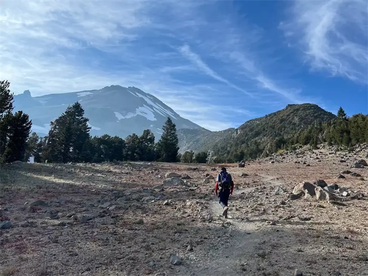 Một du khách đang đi bộ đường dài trên núi Shasta. Ảnh: BI