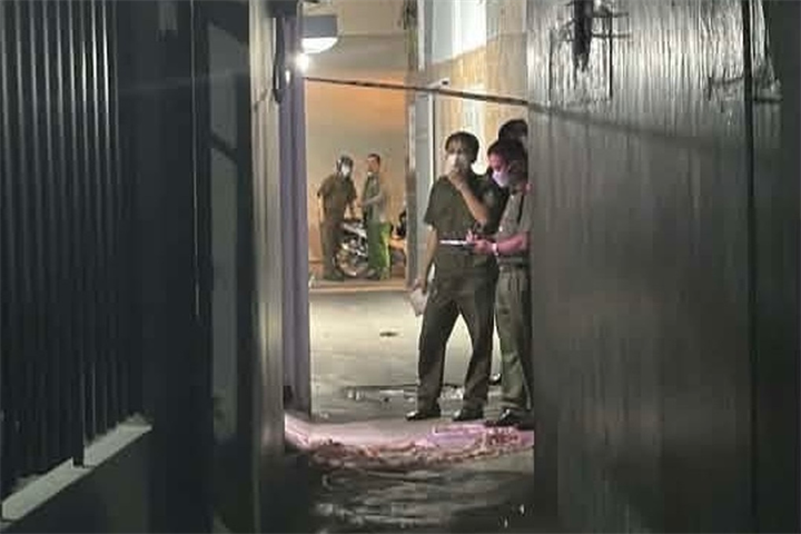 Công an khám nghiệm hiện trường. Ảnh: Dân trí