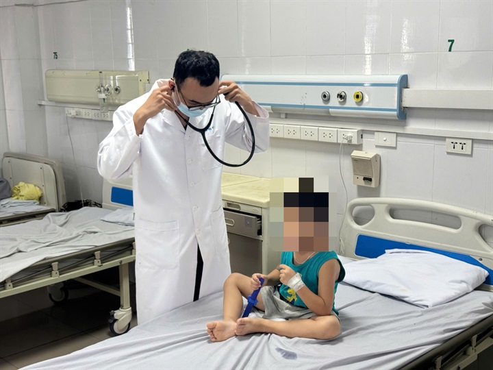 Bác sĩ cảnh báo dấu hiệu trẻ mắc Adenovirus chuyển bệnh nặng. Ảnh: BVCC
