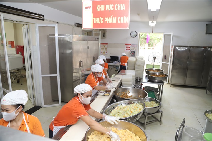 Nhiều trường tiểu học ở Hà Nội, công tác tổ chức bán trú được triển khai ngay từ những ngày đầu năm học. Ảnh: Di Hân