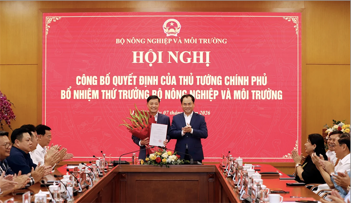 Ủy viên Trung ương Đảng, Bộ trưởng Trịnh Việt Hùng thừa ủy quyền của Thủ tướng Chính phủ đã trao Quyết định của Thủ tướng Chính phủ điều động, bổ nhiệm ông Lê Trọng Yên, Phó Chủ tịch Thường trực UBND tỉnh Lâm Đồng, giữ chức Thứ trưởng Bộ Nông nghiệp và Môi trường. Ảnh: Khương Trung