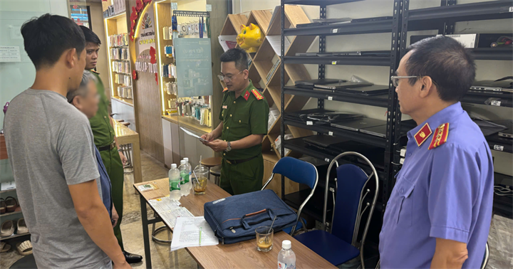 Một số hình ảnh liên quan đến vụ án xảy ra tại Hộ kinh doanh Thắng Trần Mobile. (Ảnh: Công an Hưng Yên)