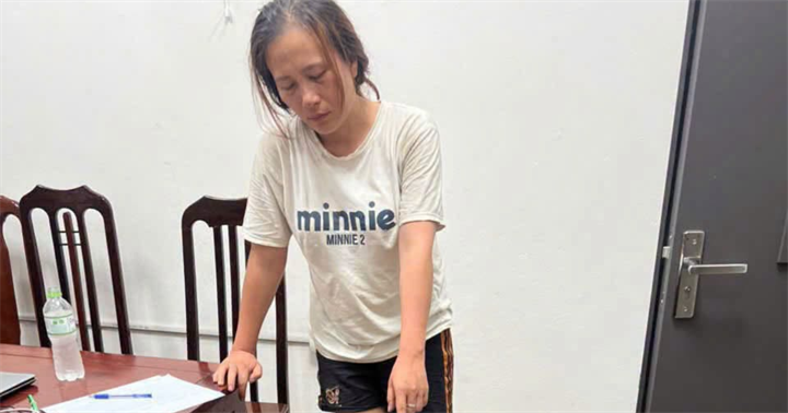 Nguyễn Thị Thu Hằng tại cơ quan công an. (Ảnh: Công an Hà Nội)