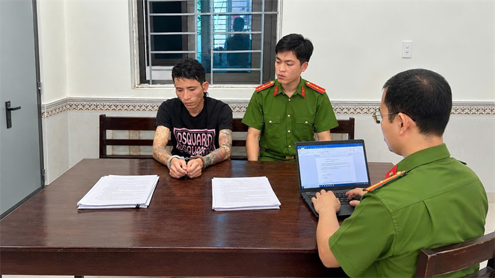 Đối tượng Trần Hùng Phi (áo đen) tại Cơ quan Công an. Ảnh: Công an Nghệ An