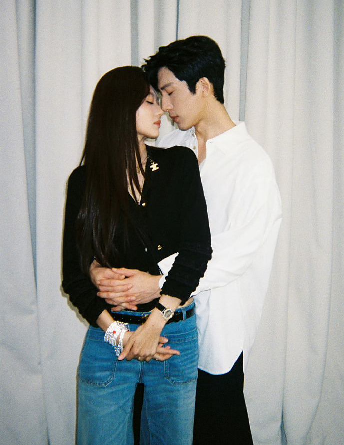 Cặp "Đầu xuân tươi sáng" trong một bộ ảnh bên lề phim. Ảnh: Weibo