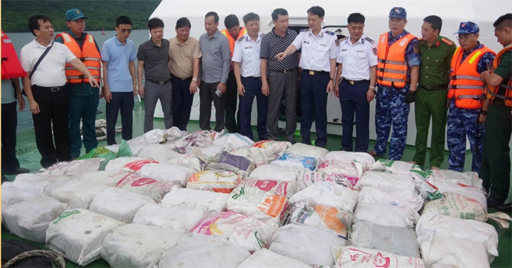 Hơn 1,1 tấn ma túy giấu trên tàu cả bị lực lượng chức năng bắt giữ. (Ảnh: C04)