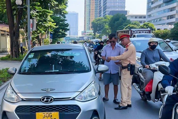 CSGT xử lý trường hợp xe ô tô dừng, đỗ sai quy định trên tuyến Nguyễn Chí Thanh. Ảnh CACC.