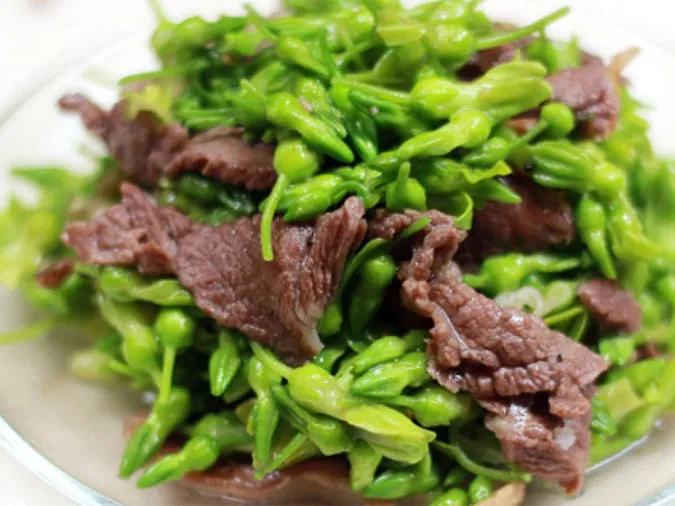 Món hoa thiên lý xào thịt bò. Ảnh: VOH