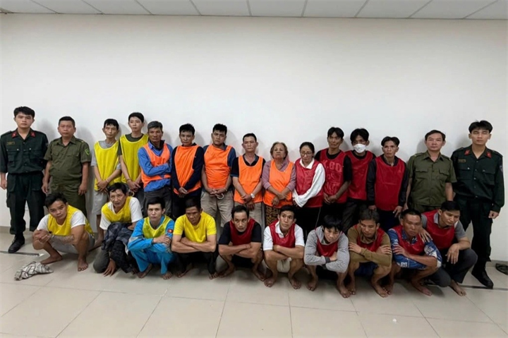Số đối tượng liên quan đến các hành vi mua bán, tàng trữ và sử dụng ma túy bị bắt giữ. Ảnh: Dân Trí