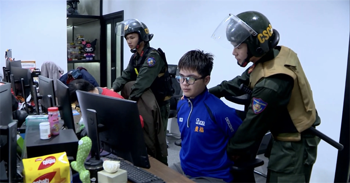 Công an khám xét trụ sở hệ thống Xôi lạc TV. (Ảnh: Bộ Công an)