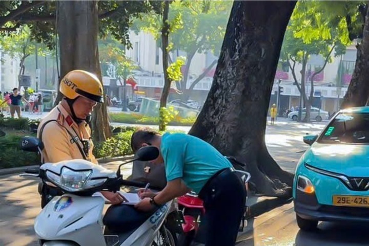 Đặc biệt, CSGT tập trung kiểm tra, xử lý đối với các phương tiện kinh doanh vận tải. Ảnh CACC.