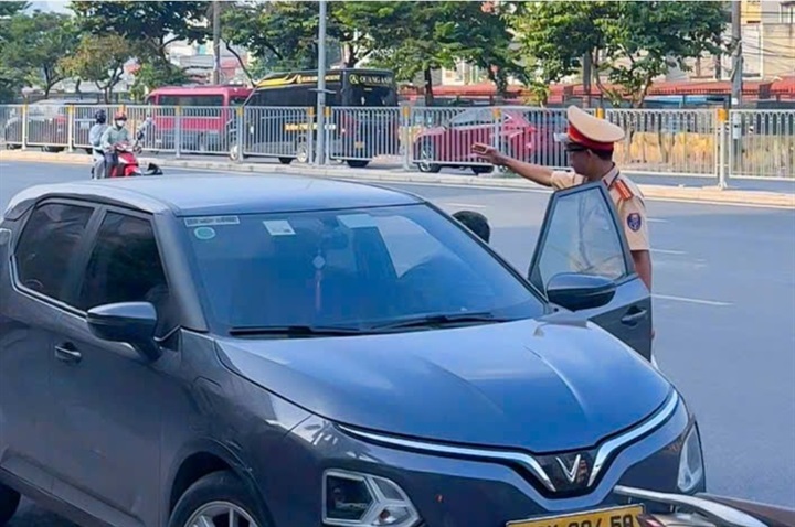 CSGT xử lý trường hợp xe KDVT vi phạm trên tuyến Giải Phóng. Ảnh CACC.