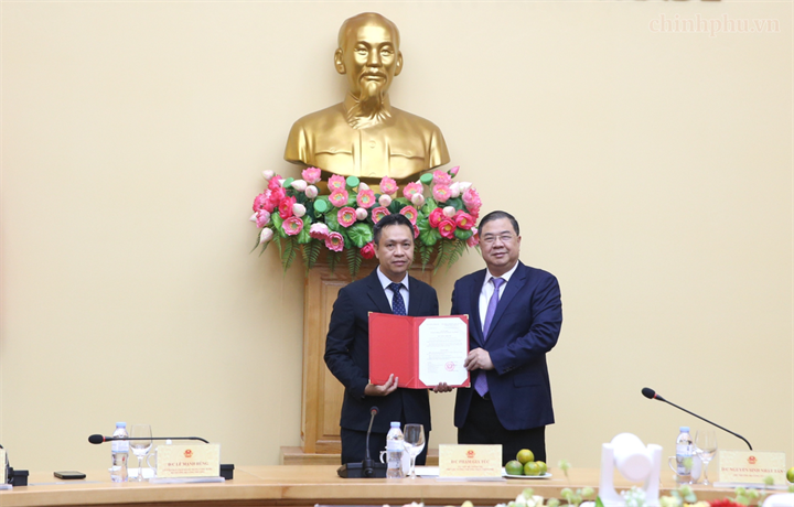 Phó Thủ tướng Thường trực Phạm Gia Túc trao Quyết định bổ nhiệm đồng chí Nguyễn Việt Sơn, Vụ trưởng Vụ Dầu khí và Than, giữ chức vụ Thứ trưởng Bộ Công Thương - Ảnh: chinhphu.vn/Nguyễn Hoàng