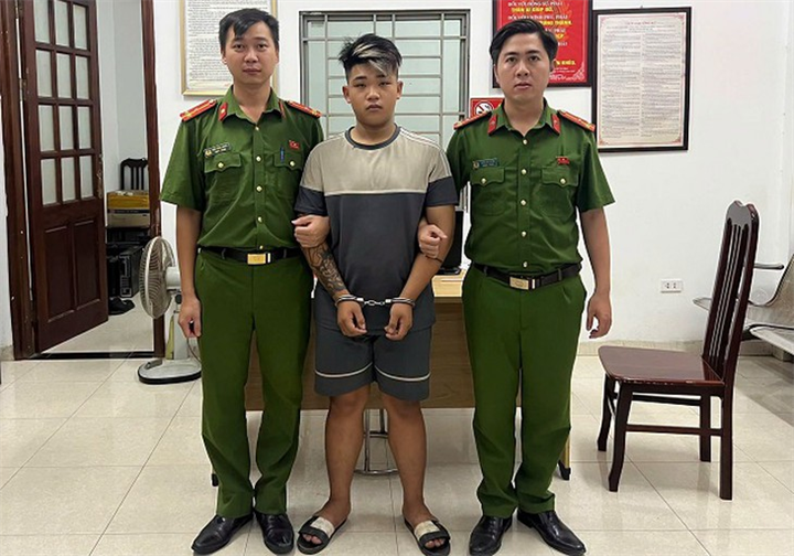 Đối tượng Nguyễn Tiến Đạt tại cơ quan Công an. Ảnh: Công an TP Hà Nội.